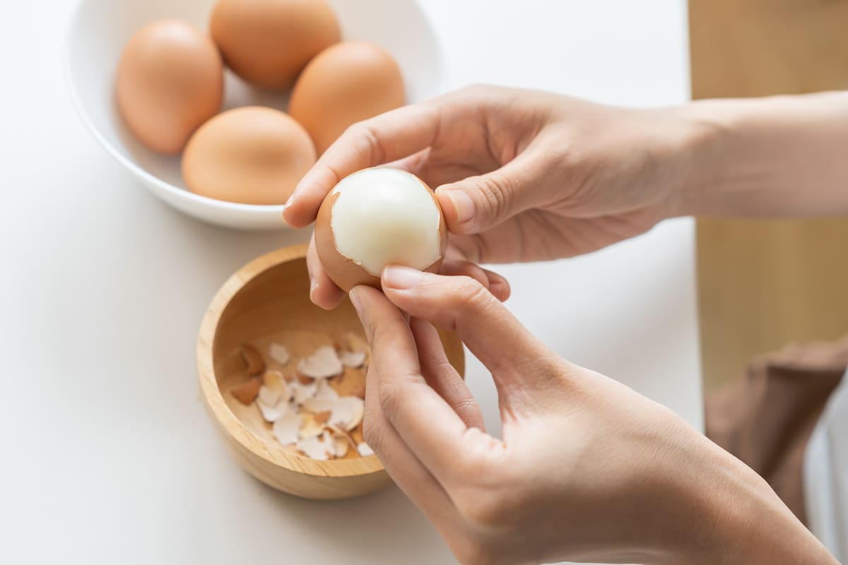 El truco infalible para pelar huevos duros sin esfuerzo: tiempo de cocción y luego de hervirlos