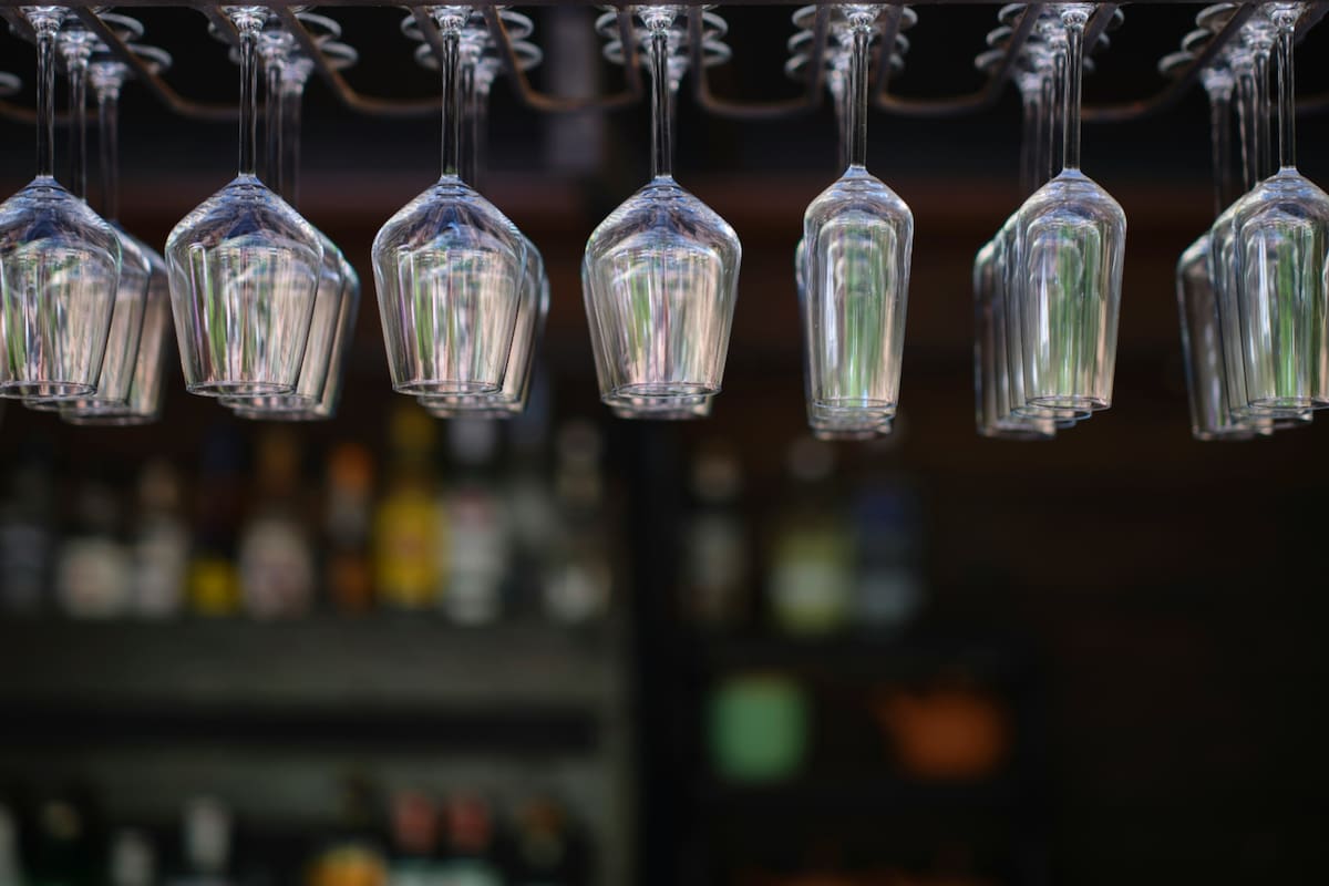 El truco para dejar las copas de manera reluciente. Foto: Unsplash