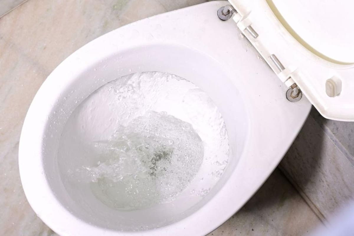 El truco para eliminar el sarro del inodoro