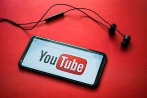 El truco para escuchar música de YouTube con la pantalla apagada