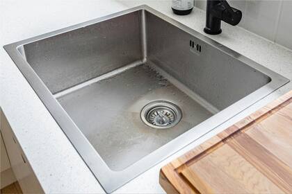 El truco para limpiar la pileta de la cocina
