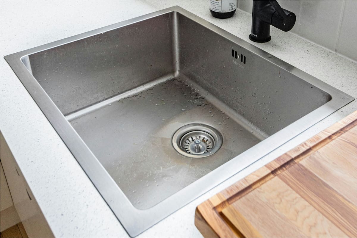 El truco para limpiar la pileta de la cocina y las cañerías