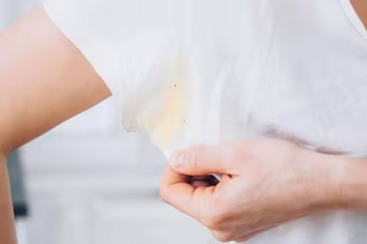 El truco para ponerle fin a las manchas amarillas en las remeras blancas