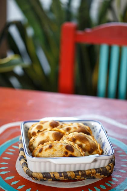 El truco para que no se peguen las empanadas reside en que la superficie de la bandeja esté engrasada o con papel manteca