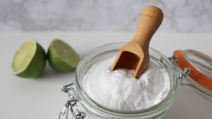 El truco para quitar la humedad de las esquinas de las ventanas con bicarbonato (Pixabay)