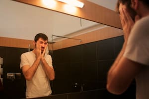 El truco para saber si te pueden espiar por el espejo de una habitación de hotel