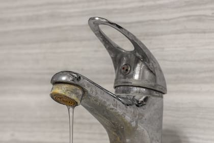 El truco para sacar el sarro de las canillas