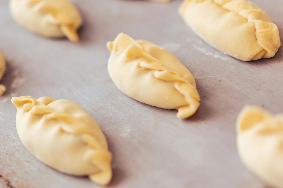 El truco sencillo para evitar que las empanadas se peguen en la bandeja durante la cocción