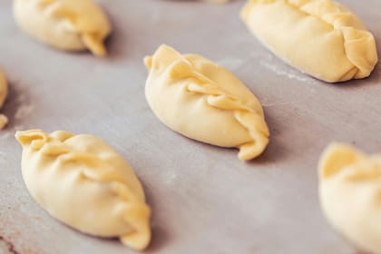 El truco sencillo para evitar que las empanadas se peguen en la bandeja durante la cocción