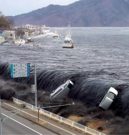 El tsunami fue causado por un terremoto submarino masivo de magnitud 9,0 a 9,1 frente a la costa noreste de Japón