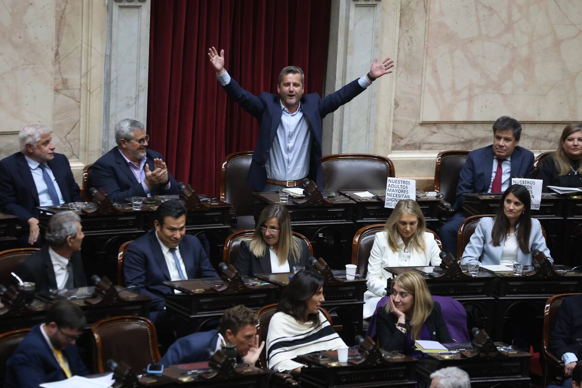 El tucumano Mariano Campero abre los brazos en el recinto; es uno de los "87 héroes" que ahora le pide "indicios" al Gobierno