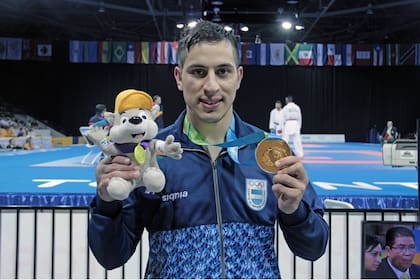 El tucumano Miguel Amargos, con su medalla de oro