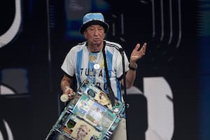 El Tula recibe el premio en nombre de la hinchada argentina durante la ceremonia de los premios The Best