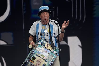 El Tula recibe el premio en nombre de la hinchada argentina durante la ceremonia de los premios The Best