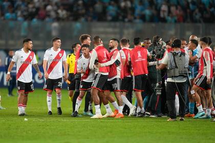 El tumulto del final del partido entre Sporting Cristal y River; el árbitro chileno Cristian Garay expulsó a Salomón Rondón, por lo que el venezolano se perderá el trascendental encuentro ante Fluminense