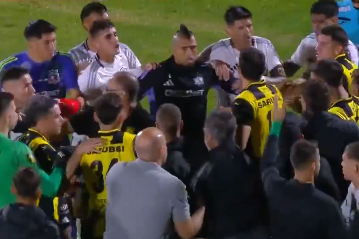 El tumulto generalizado entre jugadores de Colo Colo y Peñarol, sobre el final del partido amistoso