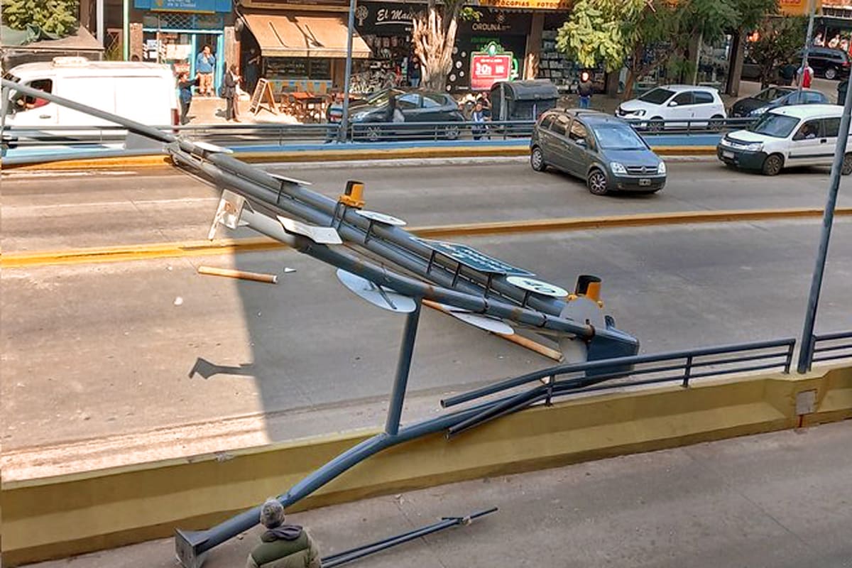 El túnel de Av. Balbín, luego de que un camión derribara el arco metálico