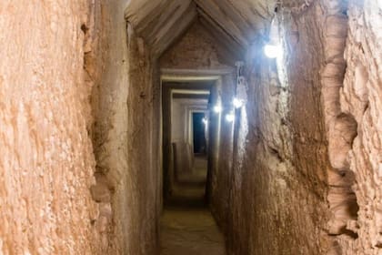 El túnel fue hallado 13 metros bajo el templo Taposiris Magna, ubicado en el oeste de Alejandría, en Egipto