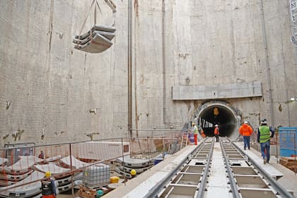 El túnel ya tiene 600 metros desde el Río de la Plata, donde se emplaza el futuro pozo de descarga del segundo emisario del arroyo Vega.