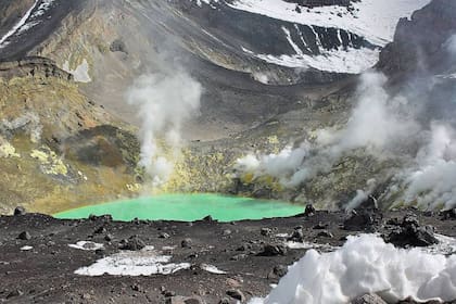 El Tupungatito se ubica del lado chileno y tiene una antigüedad de 80.000 años. Solo erupcionó 25 veces en su historia