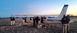 Hallaron un avión abandonado en una zona rural e investigan si fue usado para traficar droga