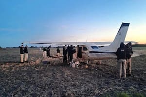 Hallaron un avión abandonado en una zona rural e investigan si fue usada para traficar droga