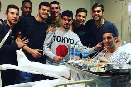 Ezequiel Ham con sus amigos; en los próximos días comenzará la recuperación