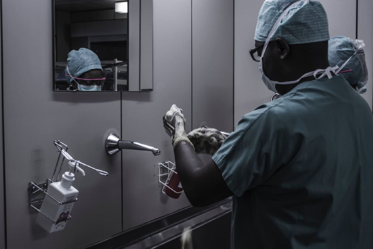 El turismo médico puede ser una opción más accesible, pero también peligrosa, según casos recientes