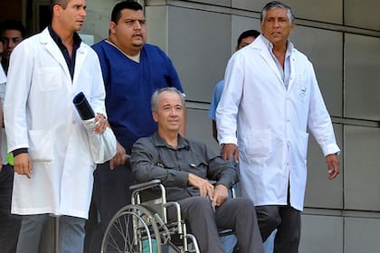 El turista estadounidense, Joe Wolek (c), quien fue apuñalado en el barrio porteño de la Boca, cuando salió de alta del Hospital Argerich