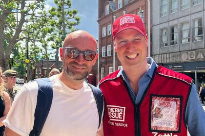 El turista lituano Vitalijus Zuikauskas con el príncipe Guillermo