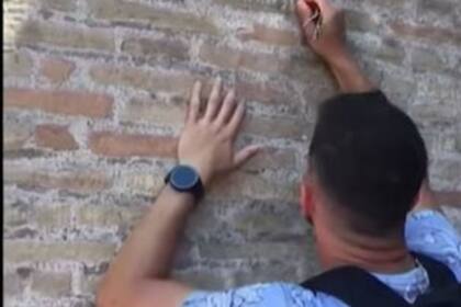 El turista que talló su nombre y el de su novia en una pared del Coliseo