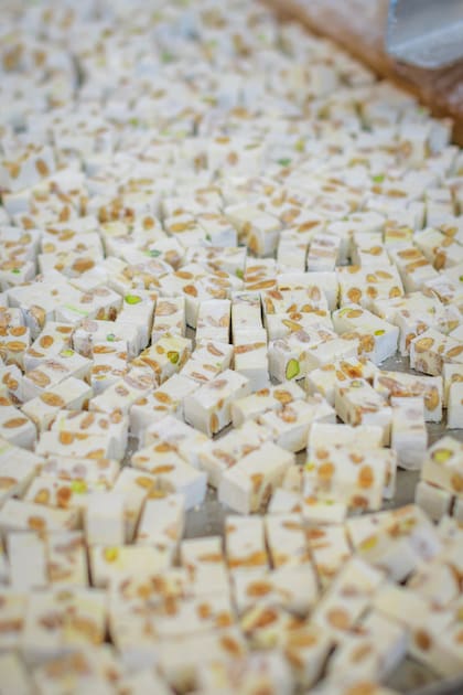 El turrón de Alicante es tradicional en España y se consume durante las Fiestas, seguí el paso a paso para replicarlo en casa sin cometer errores