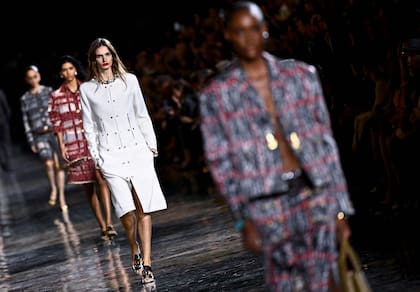 El tweed apareció en múltiples versiones, combinado con transparencias, gasa, seda y brillos