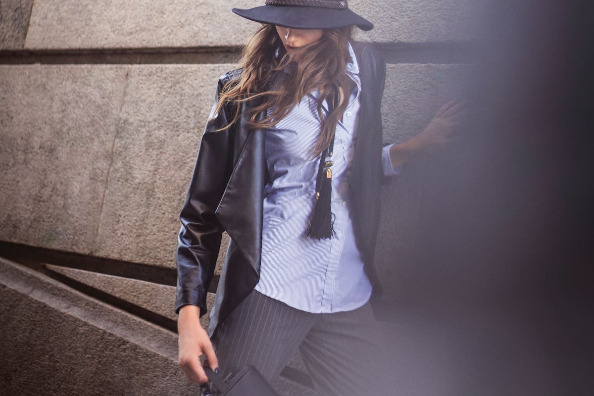 El twist necesario se logra con blazers entallados y pantalones y chaquetas de cuero