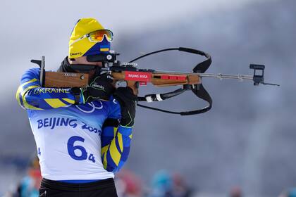 El ucraniano Dmytro Pidruchnyi dispara durante el relevo 4x7,5 kilómetros en los Juegos Olímpicos de Invierno, el martes 15 de febrero de 2022, en  Zhangjiakou, China. (AP Foto/Kirsty Wigglesworth)