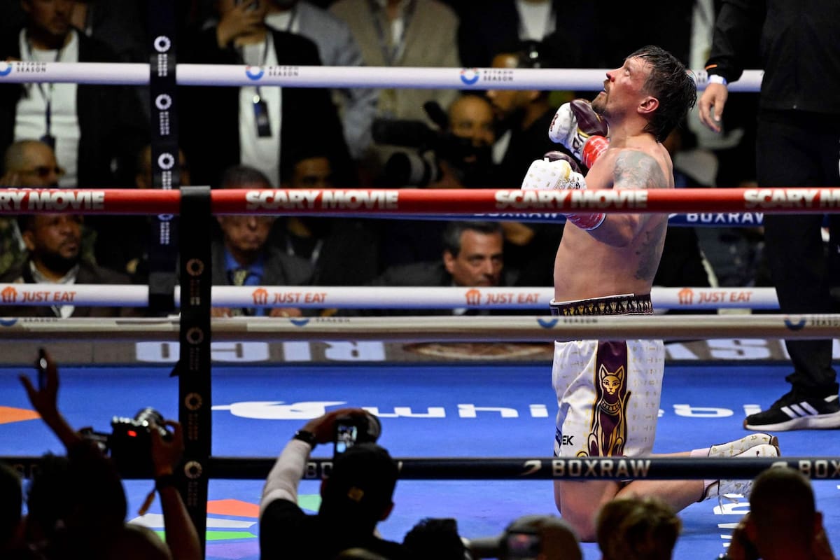 El ucraniano Oleksandr Usyk festeja el triunfo ante el neerlandés Rico Verhoeven