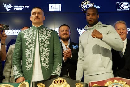 El ucraniano Oleksandr Usyk y el inglés Daniel Dubois, durante la presentación del choque que se realizará en Polonia
