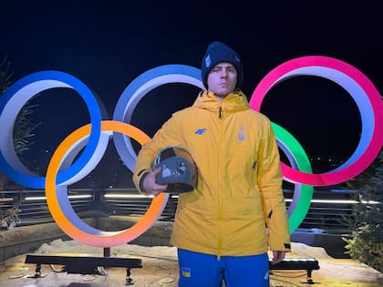 El ucraniano Vladislav Heraskevich posa en la villa olímpica con su casco alusivo a la guerra en Ucrania, que el COI le prohibió usar: fue descalificado