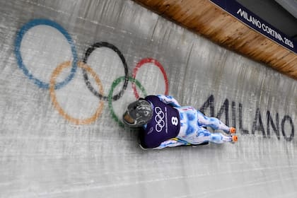 El ucraniano Vladyslav Heraskevych participó de los entrenamientos de skeleton en Milano Cortina 2026 con el casco que generó el debate y desafía al COI