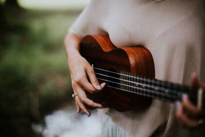 El ukelele es una buena opción que no ocupa mucho espacio
