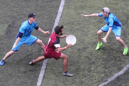 El ultimate combina disco, fútbol y fútbol americano, basado en la caballerosidad deportiva.