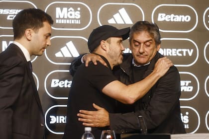 El último abrazo de Coudet a Francescoli; detrás, Di Carlo