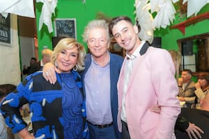El último abrazo: Georgina Barbarossa junto a Pepe Cibrián y su pareja, Nahuel Lodi, dos días antes de su fiesta de casamiento