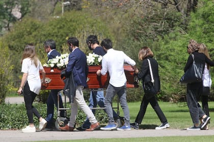 Familiares cercanos de Serrano se acercaron hasta el Jardín de Paz de Pilar para despedirla