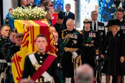 El último adiós a la reina Isabel II en la Catedral de St Giles, Edimburgo, Escocia. Carlos III encabeza el cortejo.