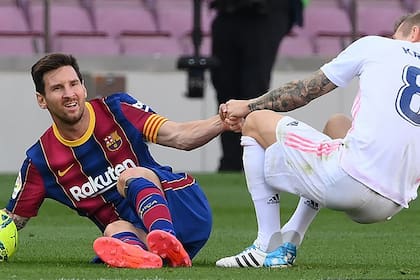 El último clásico, el 24 de octubre de 2020: Toni Kroos ayuda a Messi a levantarse, en el Camp Nou.
