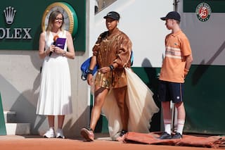 El último conjunto de Naomi Osaka en Roland Garros incluye cola color marfil y chaqueta dorada