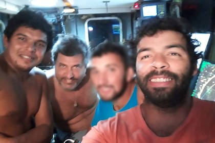 El último contacto de radio con el buque fue anoche, a las 23. En la foto, Rodrigo Blanco (izq.), Salvador Taliercio (segundo desde la izq.), y Luciano Mieres (derecha)