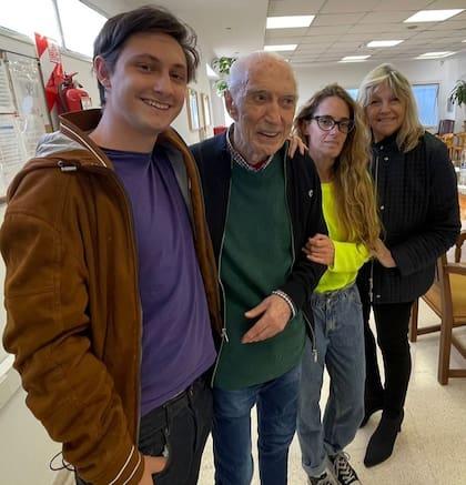 El último día del padre de Cacho Fontana con su familia (Foto: Twitter @AntoFontanaok)