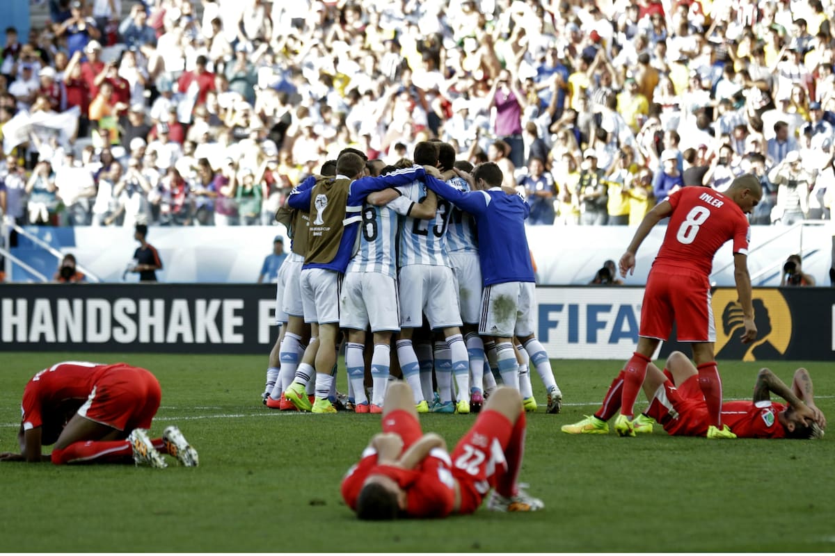 El último duelo de octavos de final: Argentina 1-Suiza 0, en Brasil 2014, resuelto con gol de Di María a dos minutos del final del suplementario
